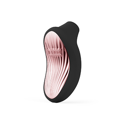 Succionador de clítoris LELO SONA 3 Cruise en color negro con tecnología Cruise Control y diseño ergonómico sobre fondo claro