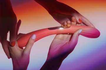 Vibrador doble BOOMERANG de LELO para parejas lésbicas en diseño curvado y silicona suave